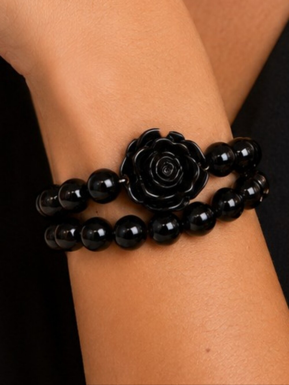 💎Elegant and dramatic black beaded bracelet featuring beautiful sculpted black